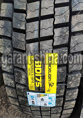 Blacklion BD175 (приводная) 315/70 R22.5 156/150L 18PR - Фото протектора с этикеткой вблизи